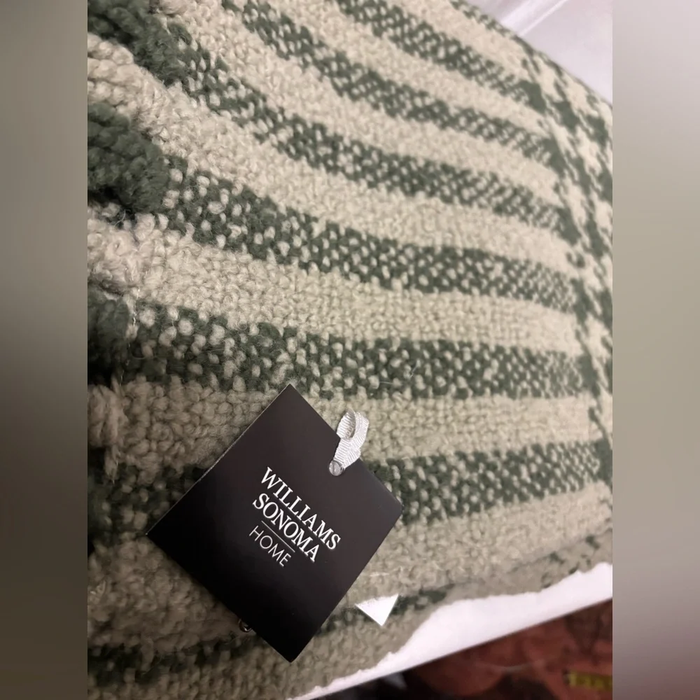 Williams Sonoma Wool Blend Green and Cream Textured Throw 60x50inch